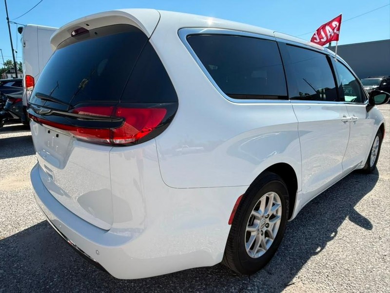 Chrysler Pacifica Vehicle Full-screen Gallery Image 8