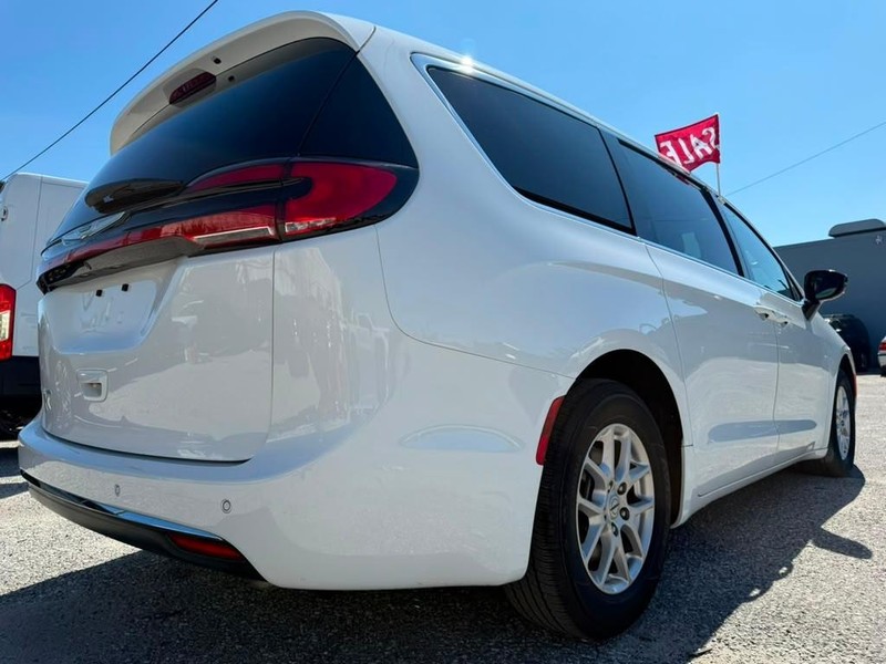 Chrysler Pacifica Vehicle Full-screen Gallery Image 9