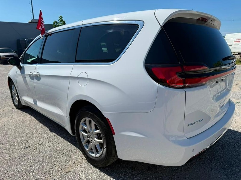 Chrysler Pacifica Vehicle Full-screen Gallery Image 10