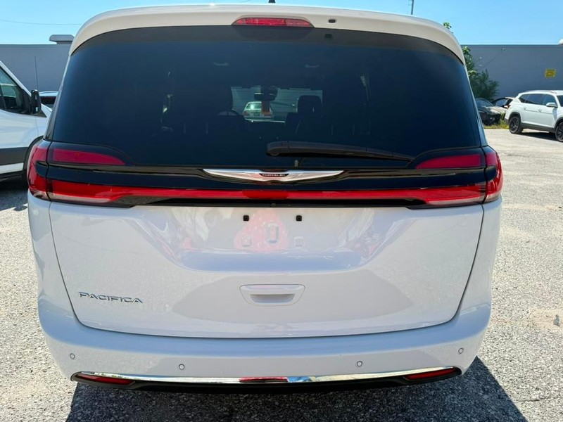Chrysler Pacifica Vehicle Full-screen Gallery Image 11