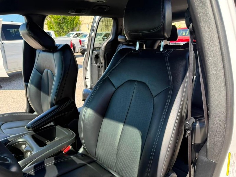 Chrysler Pacifica Vehicle Full-screen Gallery Image 12