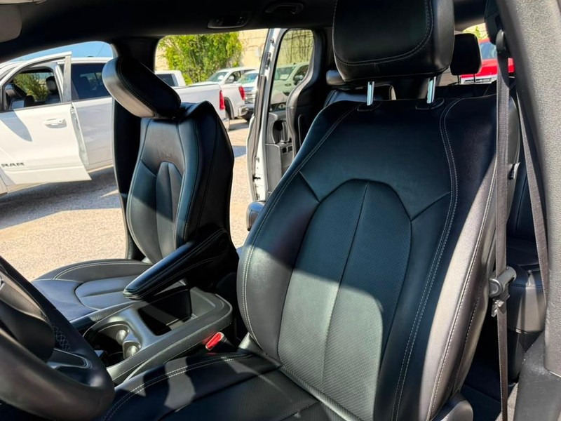 Chrysler Pacifica Vehicle Full-screen Gallery Image 13