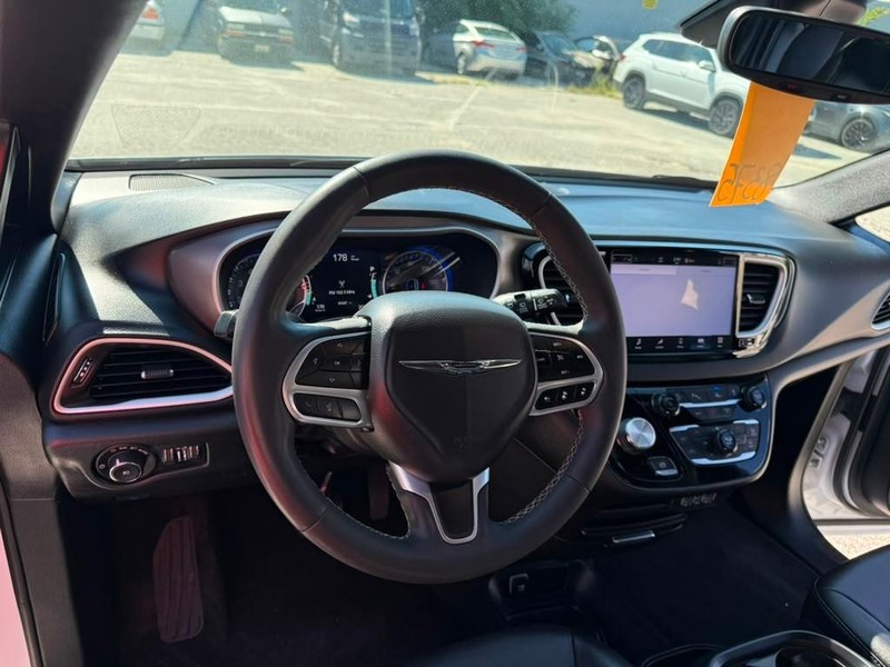Chrysler Pacifica Vehicle Full-screen Gallery Image 14