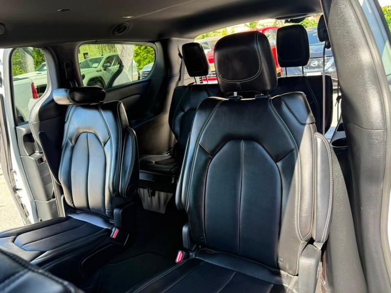 Chrysler Pacifica Vehicle Full-screen Gallery Image 15