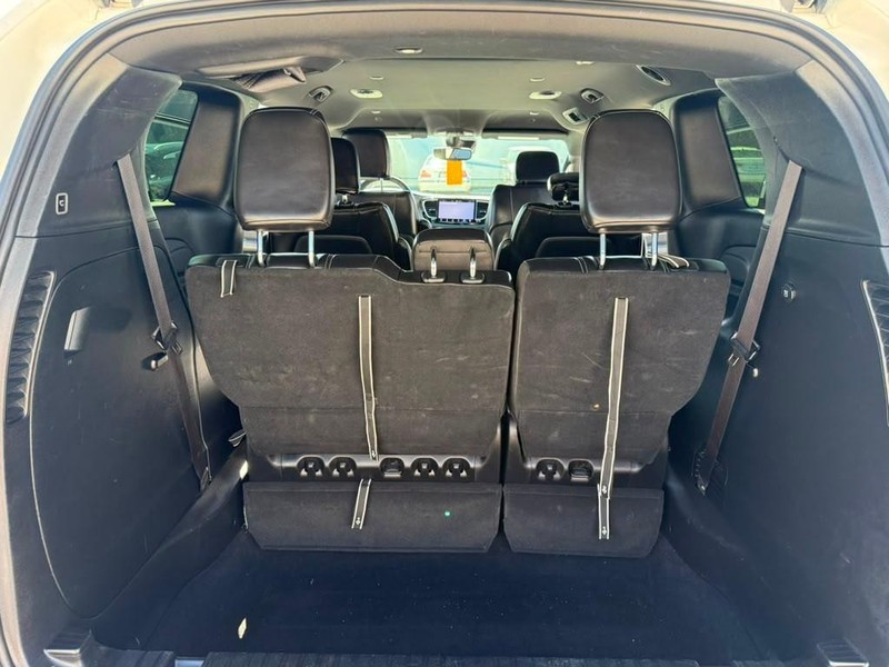 Chrysler Pacifica Vehicle Full-screen Gallery Image 16