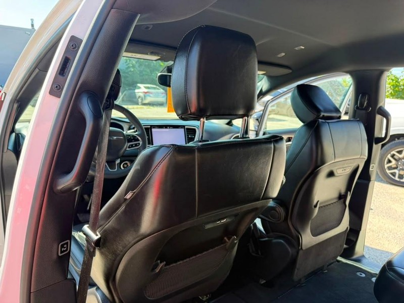 Chrysler Pacifica Vehicle Full-screen Gallery Image 17
