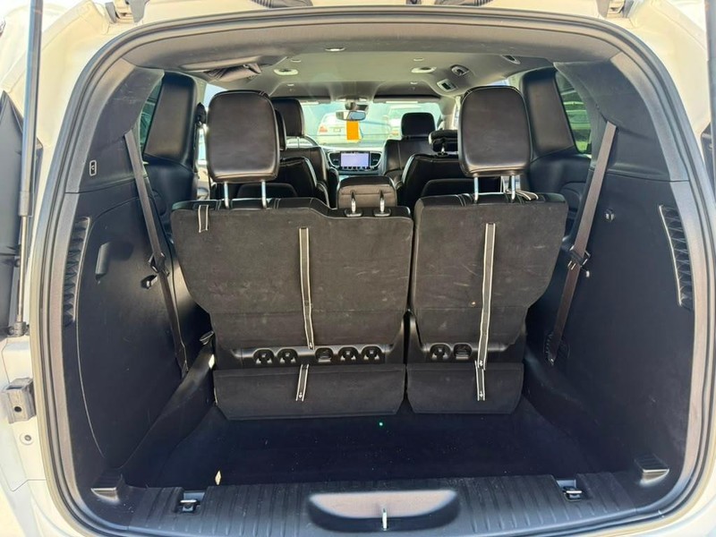 Chrysler Pacifica Vehicle Full-screen Gallery Image 19