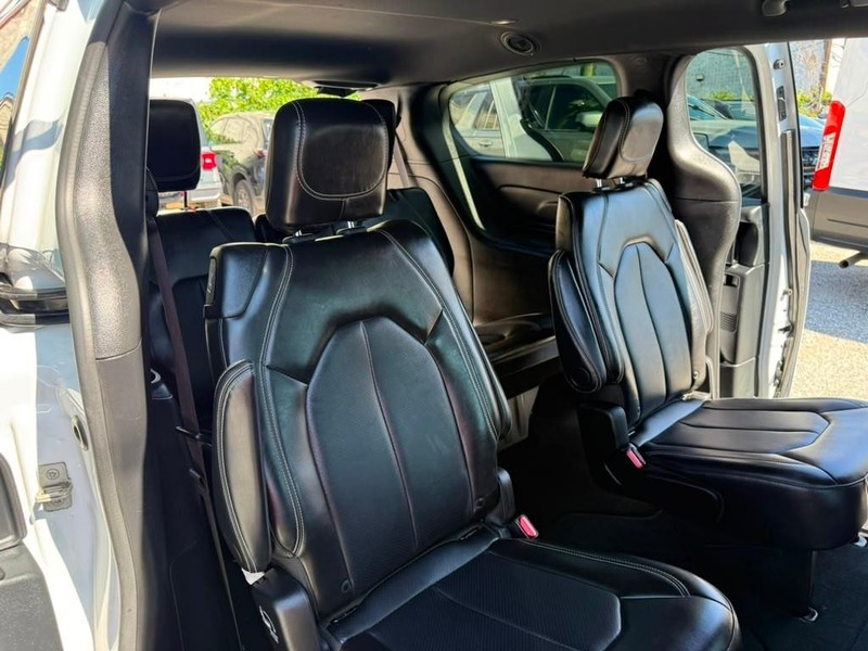 Chrysler Pacifica Vehicle Full-screen Gallery Image 20