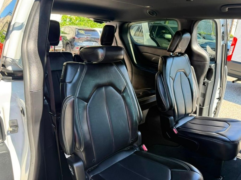 Chrysler Pacifica Vehicle Full-screen Gallery Image 21