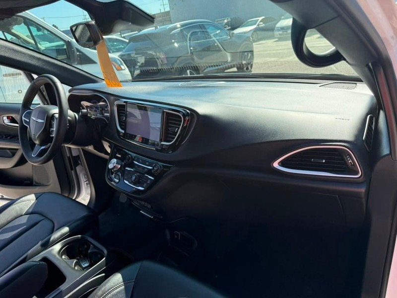 Chrysler Pacifica Vehicle Full-screen Gallery Image 22