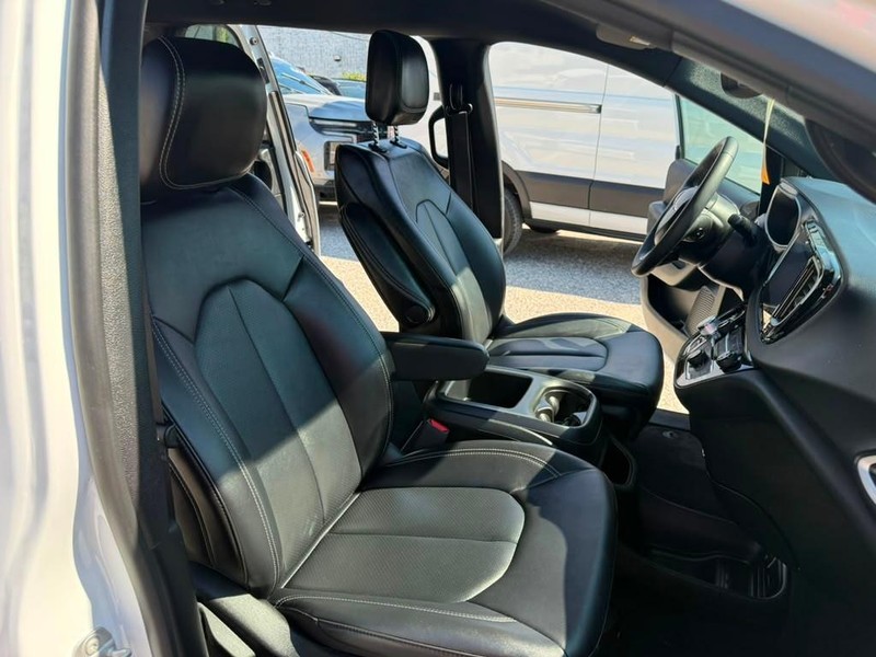 Chrysler Pacifica Vehicle Full-screen Gallery Image 23