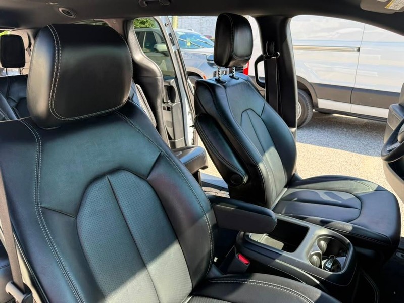 Chrysler Pacifica Vehicle Full-screen Gallery Image 24