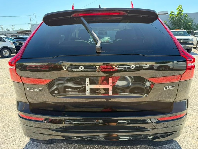 Volvo XC60 Vehicle Full-screen Gallery Image 10