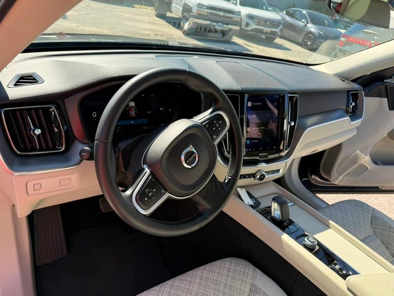 Volvo XC60 Vehicle Full-screen Gallery Image 12