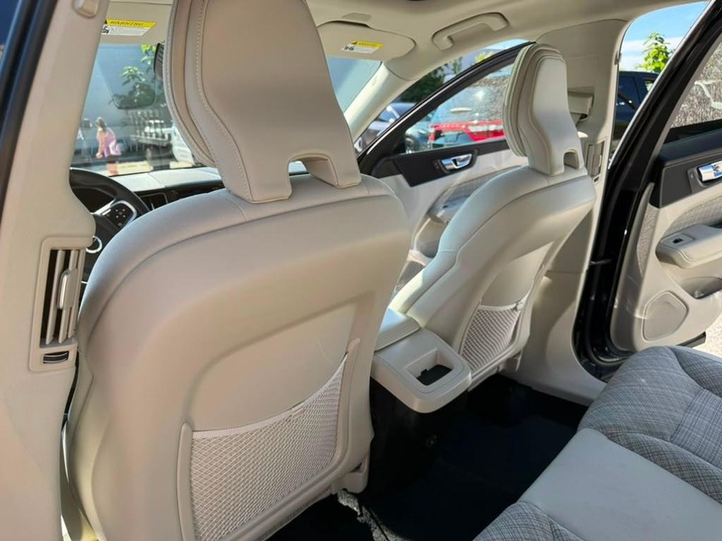 Volvo XC60 Vehicle Full-screen Gallery Image 14
