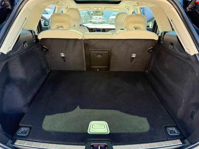 Volvo XC60 Vehicle Full-screen Gallery Image 15