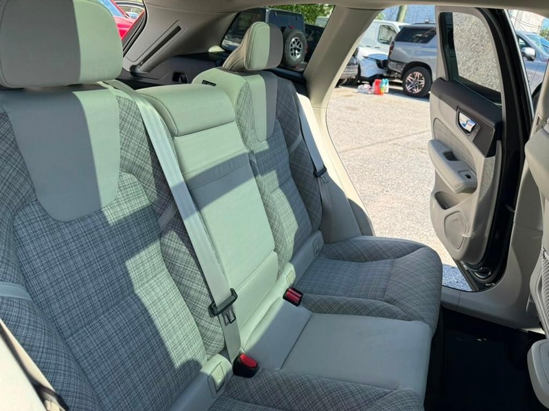Volvo XC60 Vehicle Full-screen Gallery Image 16