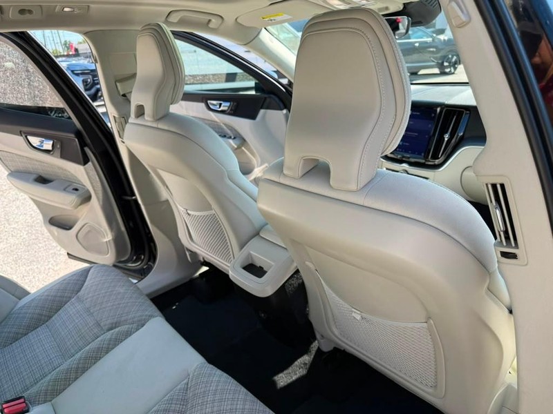 Volvo XC60 Vehicle Full-screen Gallery Image 17