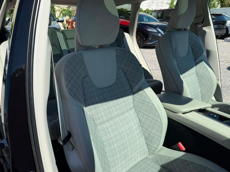 Volvo XC60 Vehicle Full-screen Gallery Image 18
