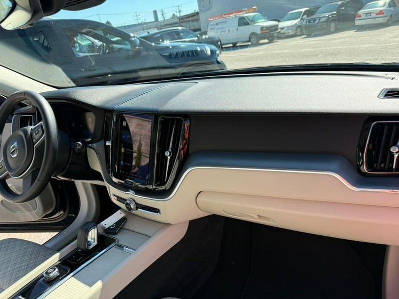 Volvo XC60 Vehicle Full-screen Gallery Image 19