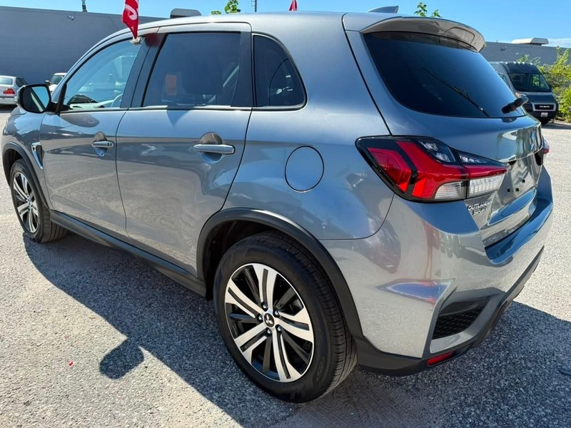Mitsubishi Outlander Sport Vehicle Full-screen Gallery Image 9