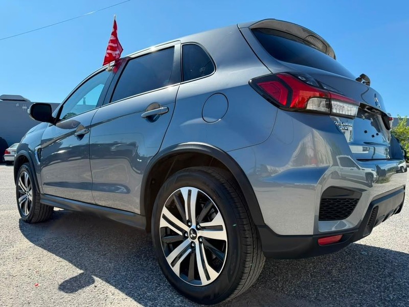 Mitsubishi Outlander Sport Vehicle Full-screen Gallery Image 10