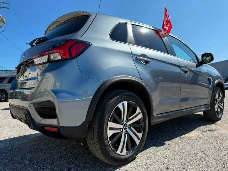 Mitsubishi Outlander Sport Vehicle Full-screen Gallery Image 11