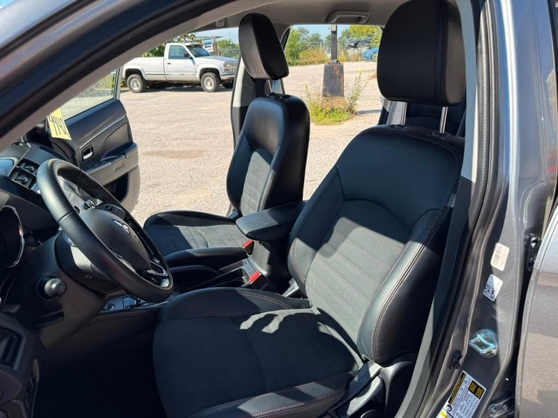 Mitsubishi Outlander Sport Vehicle Full-screen Gallery Image 12