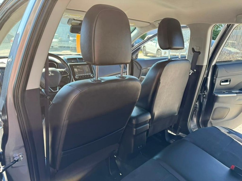 Mitsubishi Outlander Sport Vehicle Full-screen Gallery Image 13