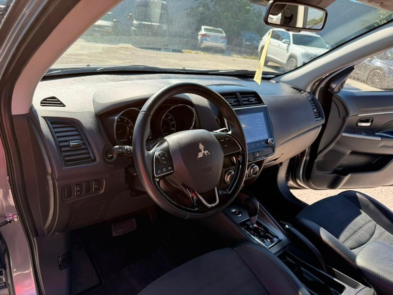 Mitsubishi Outlander Sport Vehicle Full-screen Gallery Image 14