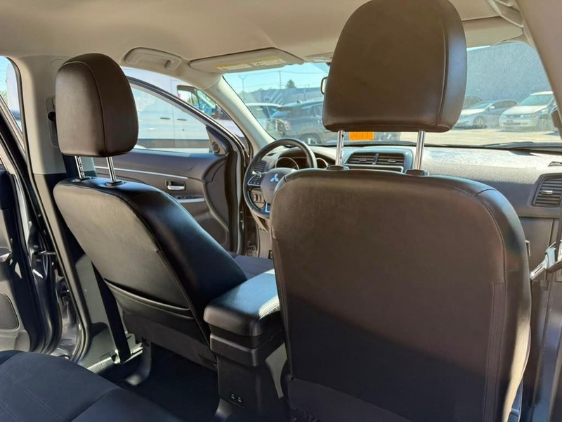 Mitsubishi Outlander Sport Vehicle Full-screen Gallery Image 16