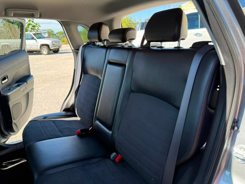 Mitsubishi Outlander Sport Vehicle Full-screen Gallery Image 17
