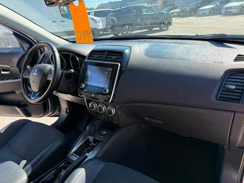 Mitsubishi Outlander Sport Vehicle Full-screen Gallery Image 18
