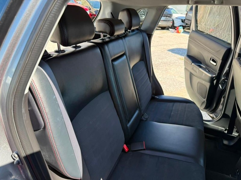 Mitsubishi Outlander Sport Vehicle Full-screen Gallery Image 20