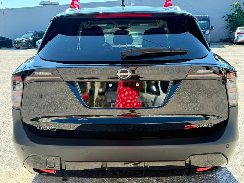 Nissan Kicks Vehicle Full-screen Gallery Image 9