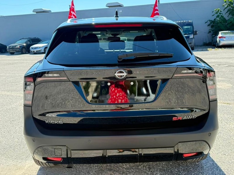 Nissan Kicks Vehicle Full-screen Gallery Image 10