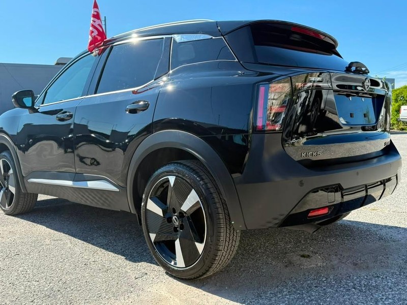 Nissan Kicks Vehicle Full-screen Gallery Image 11