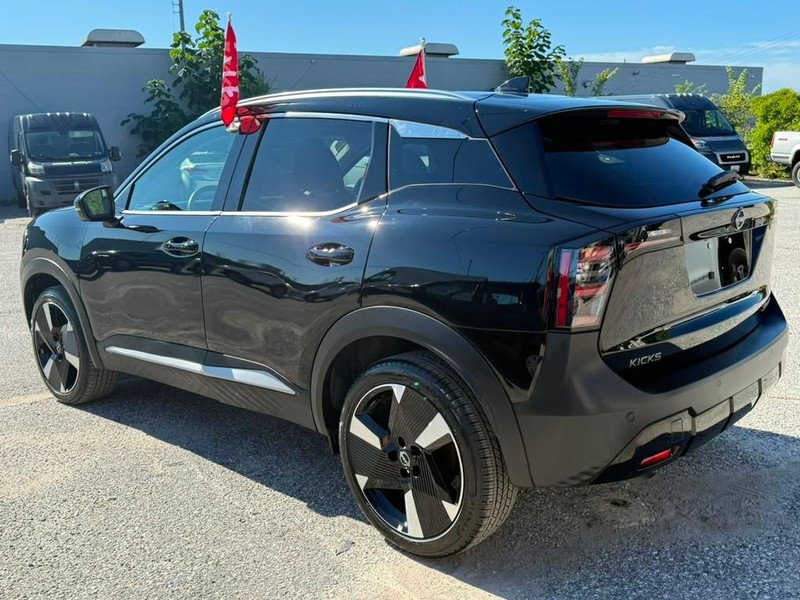 Nissan Kicks Vehicle Full-screen Gallery Image 12