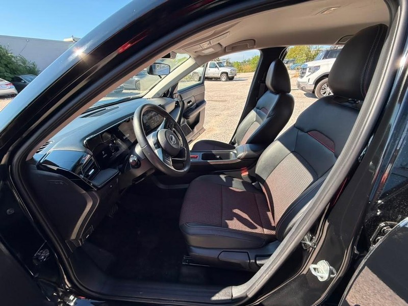 Nissan Kicks Vehicle Full-screen Gallery Image 14