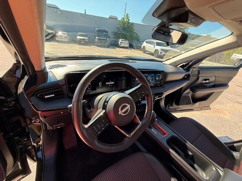Nissan Kicks Vehicle Full-screen Gallery Image 15