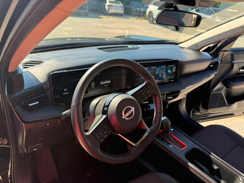 Nissan Kicks Vehicle Full-screen Gallery Image 16