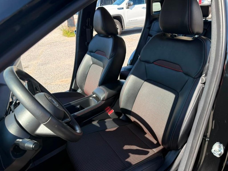 Nissan Kicks Vehicle Full-screen Gallery Image 17