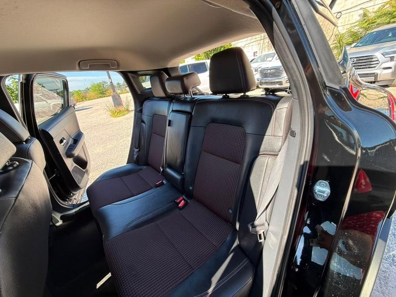 Nissan Kicks Vehicle Full-screen Gallery Image 18