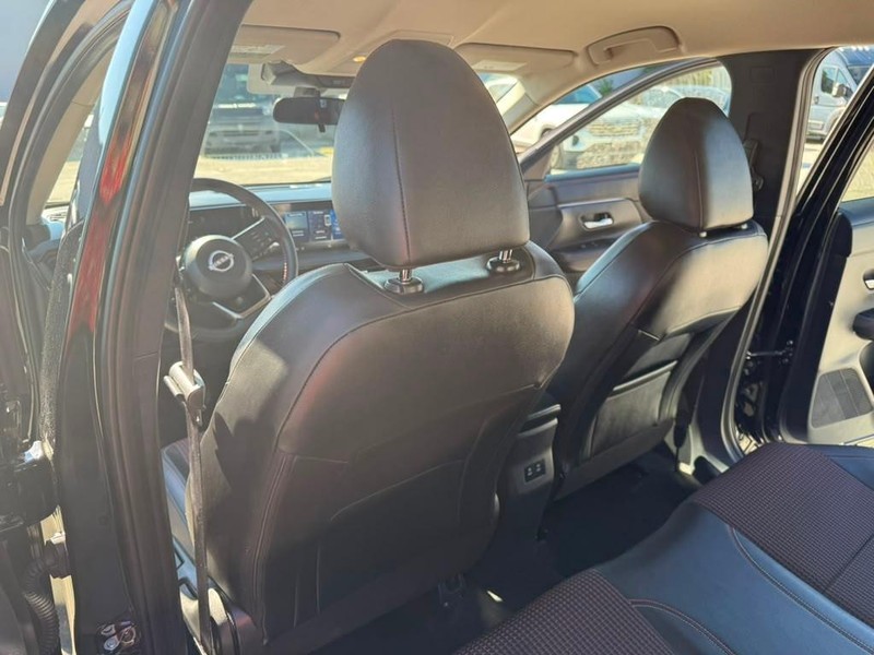 Nissan Kicks Vehicle Full-screen Gallery Image 20