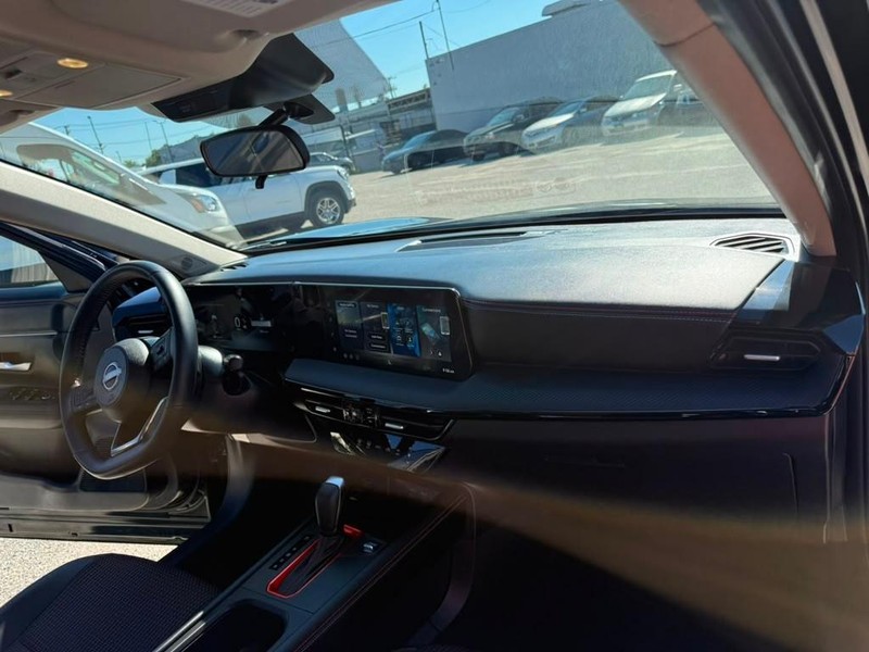 Nissan Kicks Vehicle Full-screen Gallery Image 24