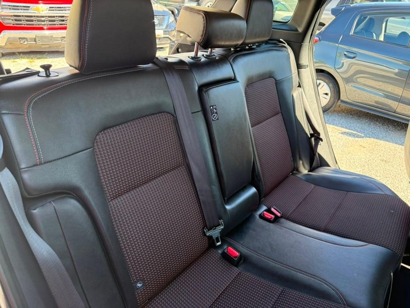 Nissan Kicks Vehicle Full-screen Gallery Image 25