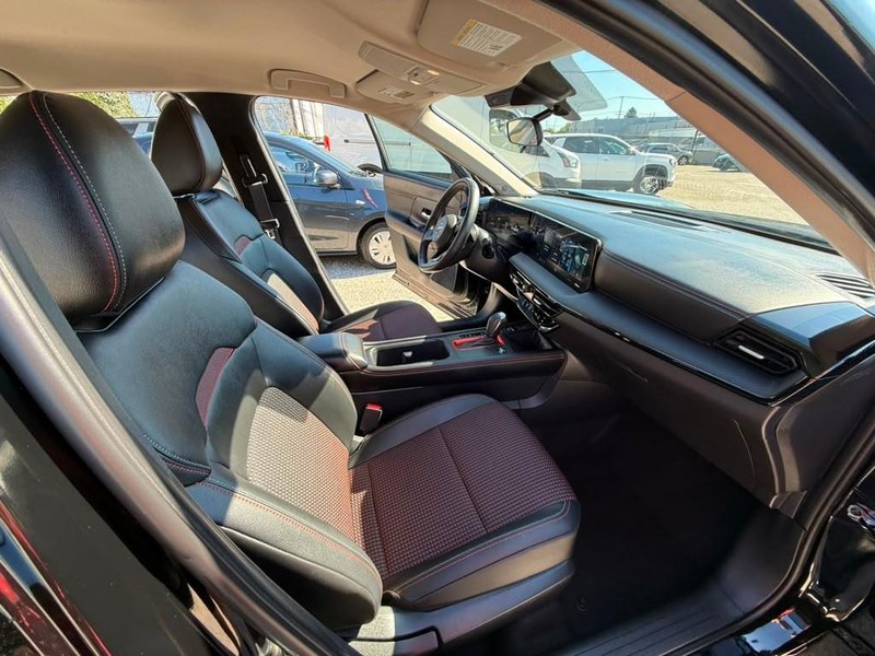 Nissan Kicks Vehicle Full-screen Gallery Image 26