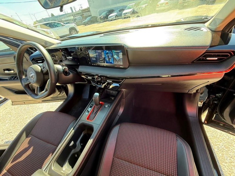 Nissan Kicks Vehicle Full-screen Gallery Image 27