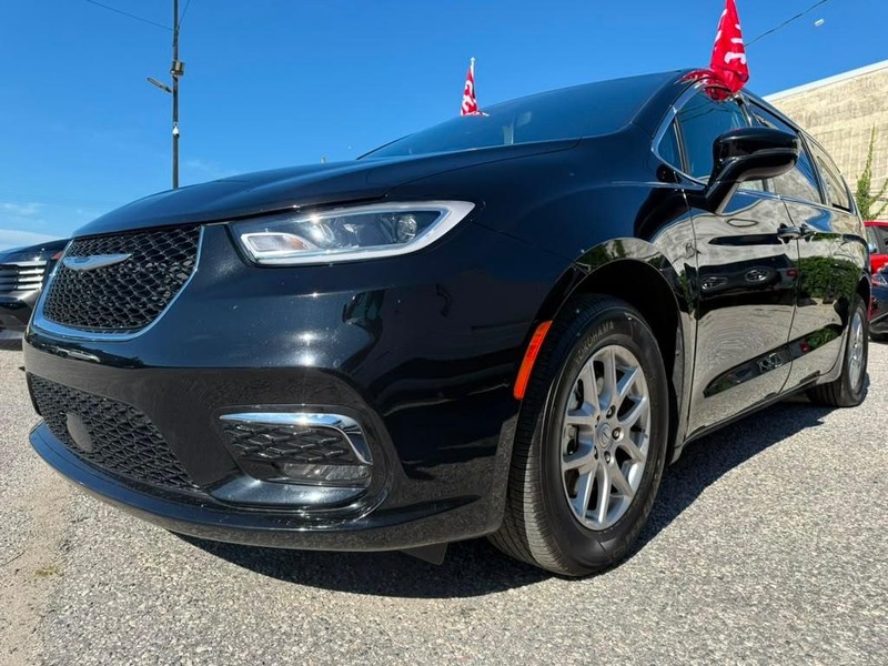 Chrysler Pacifica Vehicle Full-screen Gallery Image 2