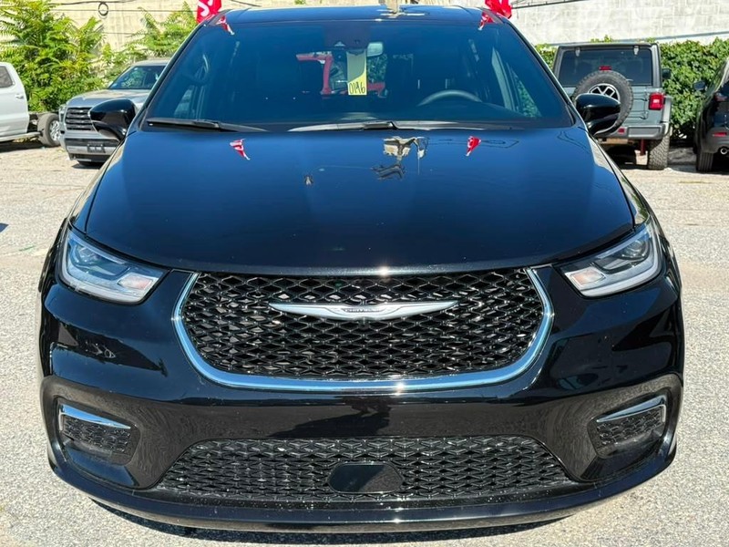 Chrysler Pacifica Vehicle Full-screen Gallery Image 3